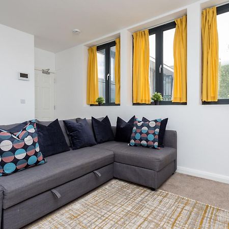 Flat 7- Spacious Studio Flat In The Heart Of Crawley Exterior photo