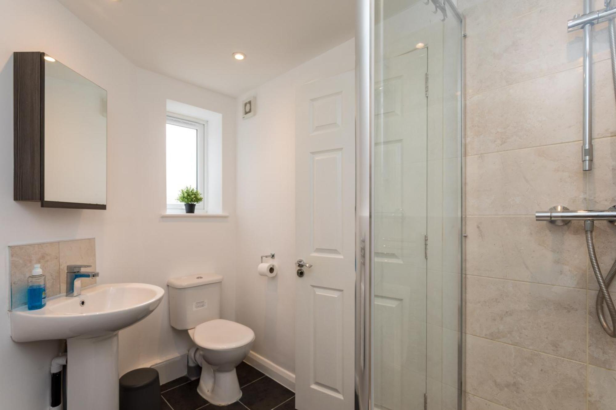 Flat 7- Spacious Studio Flat In The Heart Of Crawley Exterior photo