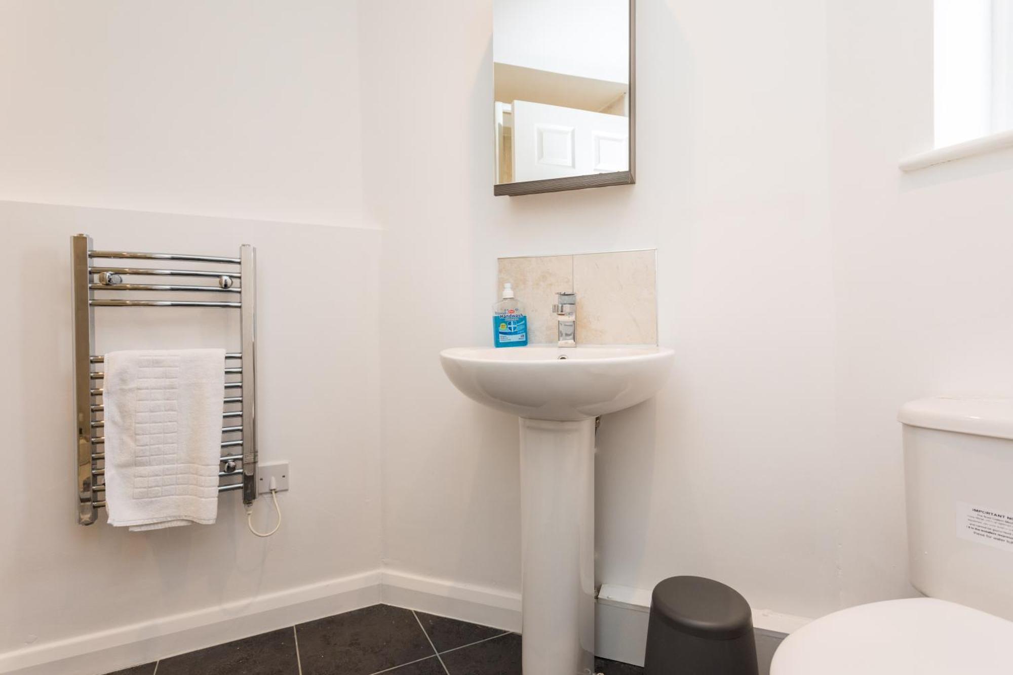 Flat 7- Spacious Studio Flat In The Heart Of Crawley Exterior photo