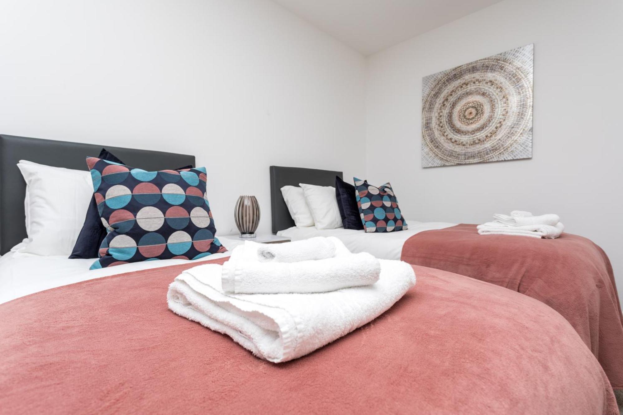 Flat 7- Spacious Studio Flat In The Heart Of Crawley Exterior photo